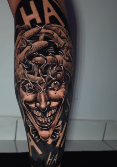 Tatuagem de Joker no estilo Realismo P&B