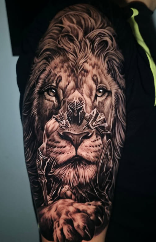 Tatuagem de Leão com Gladiador no estilo Personalizada