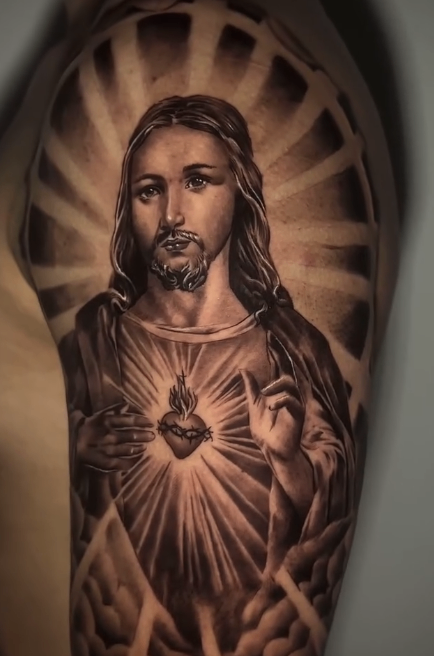 Tatuagem de Sagrado Coração de  Jesus no estilo Religiosas