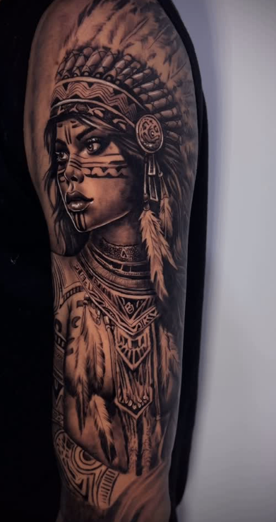 Tatuagem de Índia no estilo Realismo P&B