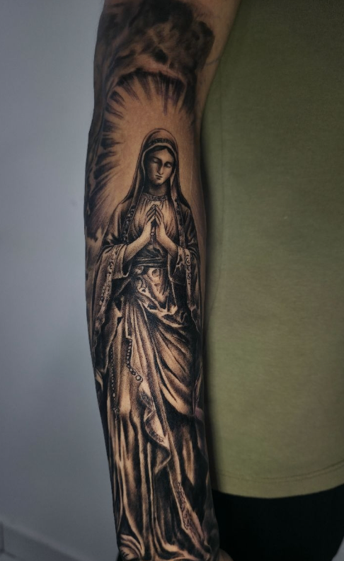 Tatuagem de Virgem Maria no estilo Religiosas